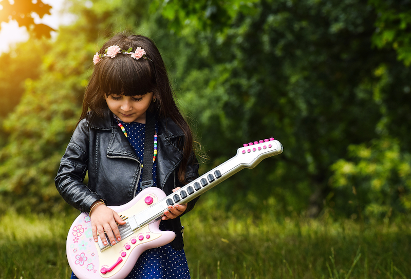 Girl play guitar